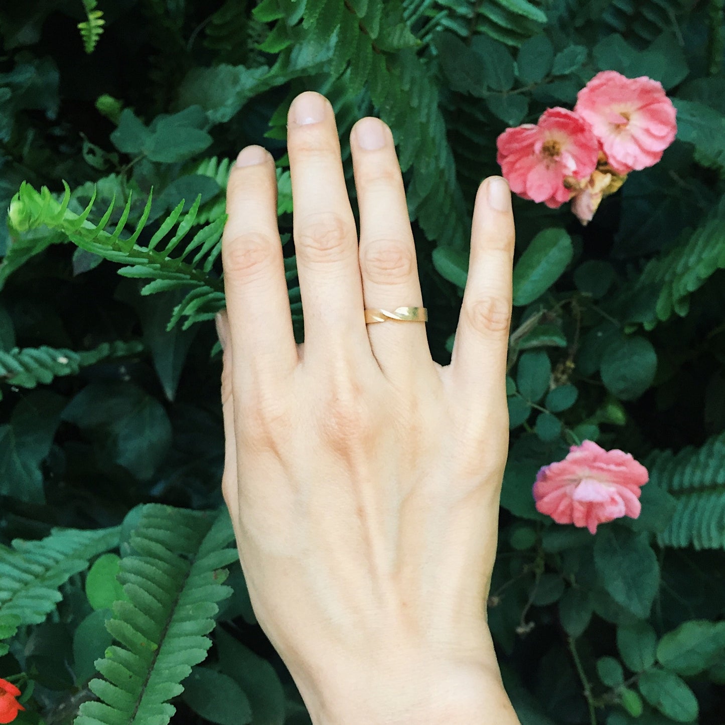 Laurel | 10ct gold minimal twist ring