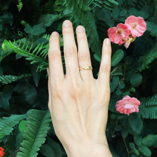 Laurel | 10ct gold minimal twist ring