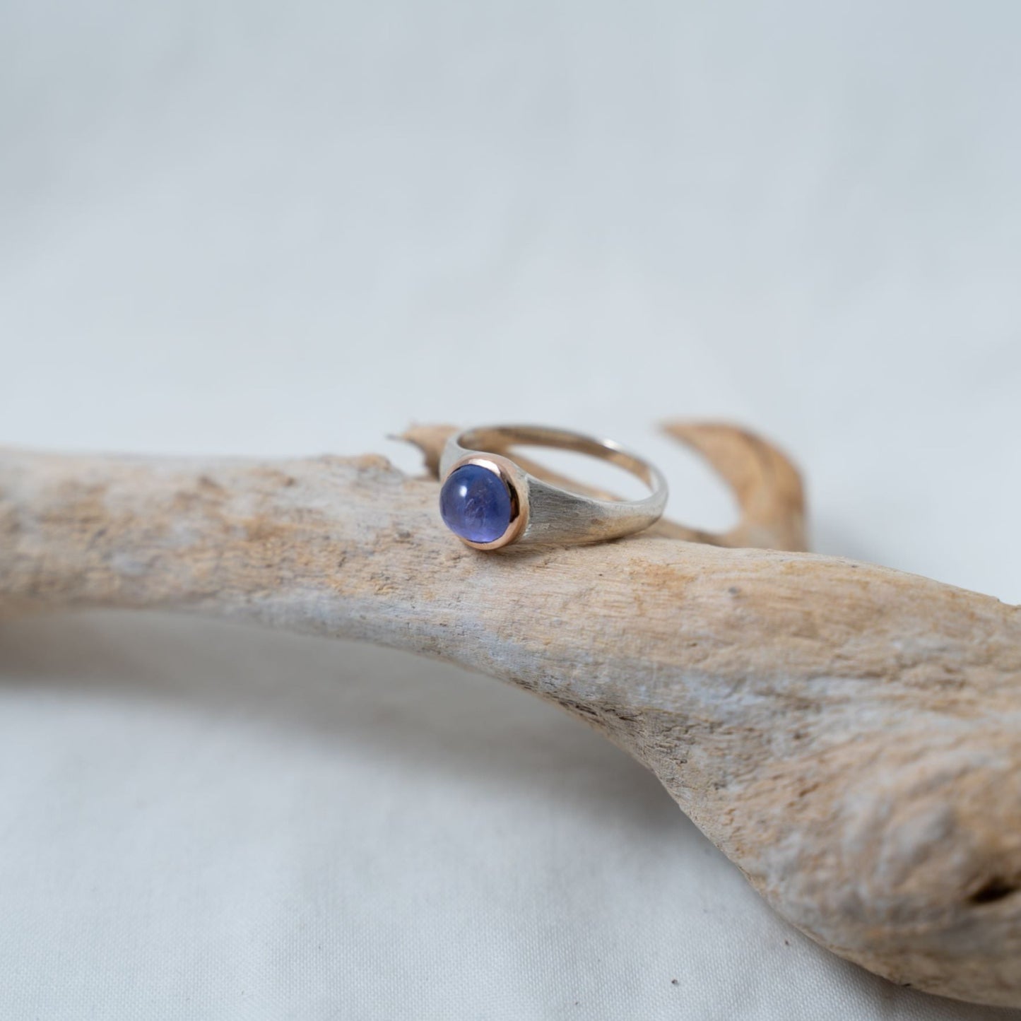 Tanzanite cabochon, set in rose gold mounted on a silver ring