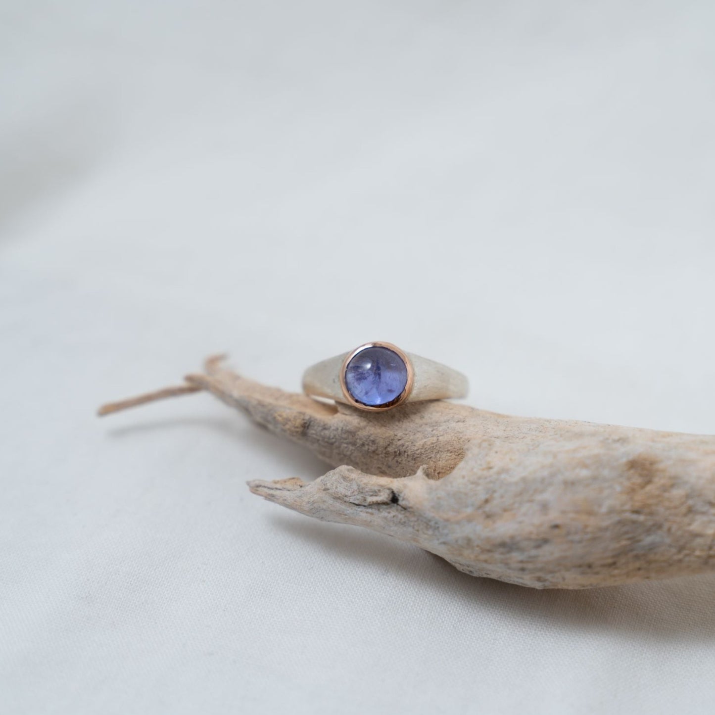 Tanzanite cabochon, set in rose gold mounted on a silver ring