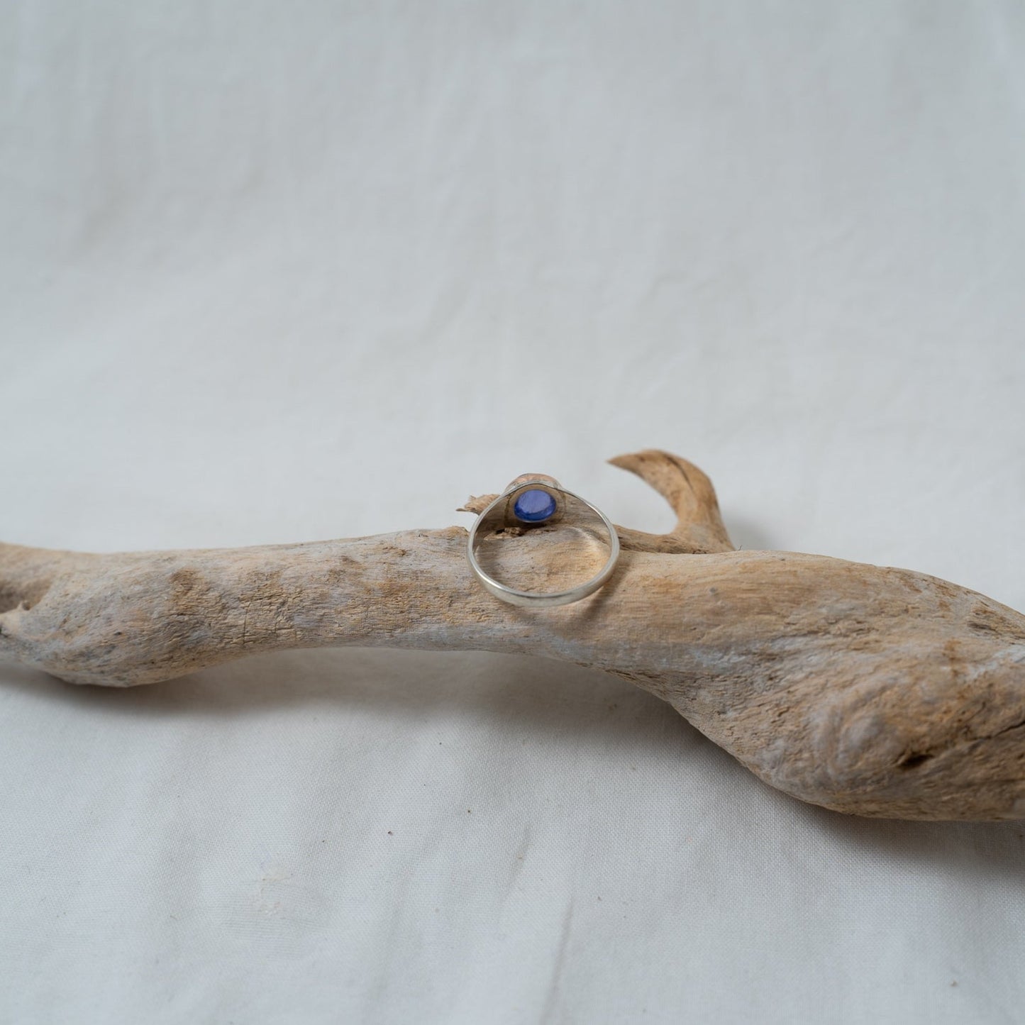 Tanzanite cabochon, set in rose gold mounted on a silver ring