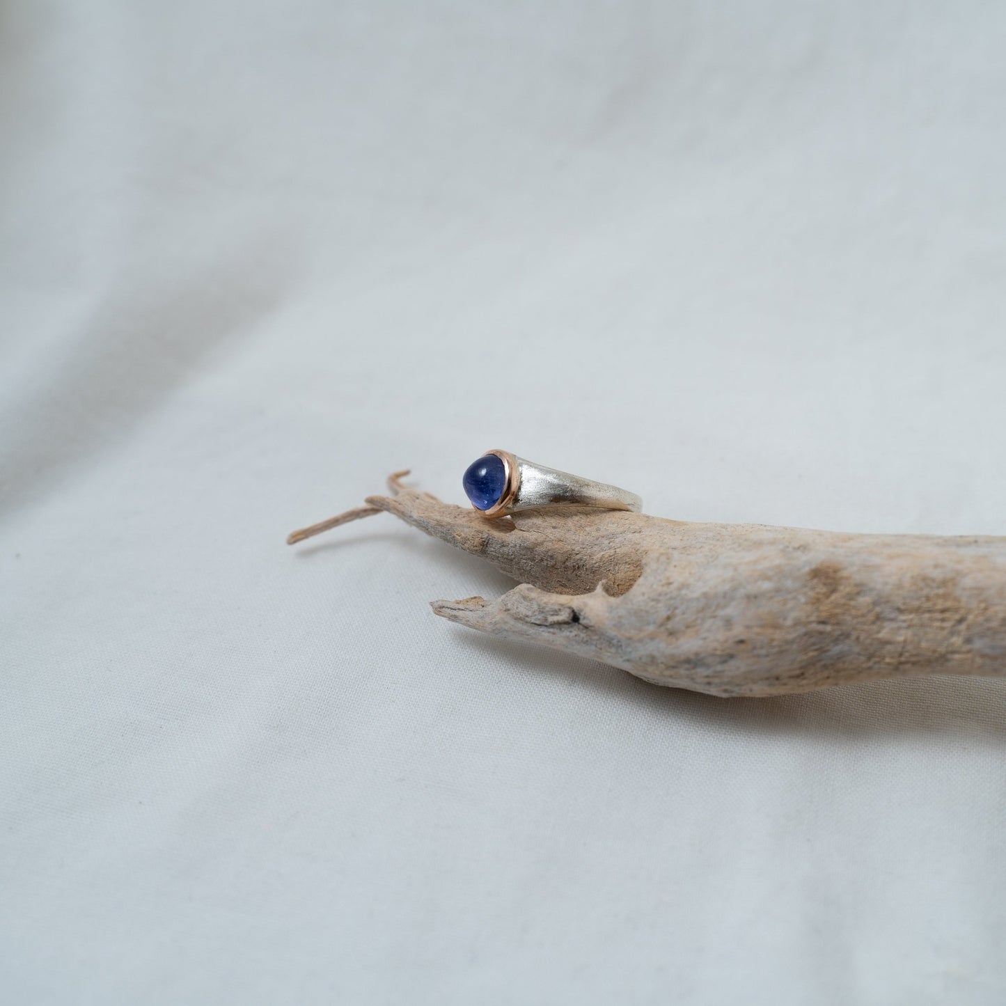 Tanzanite cabochon, set in rose gold mounted on a silver ring