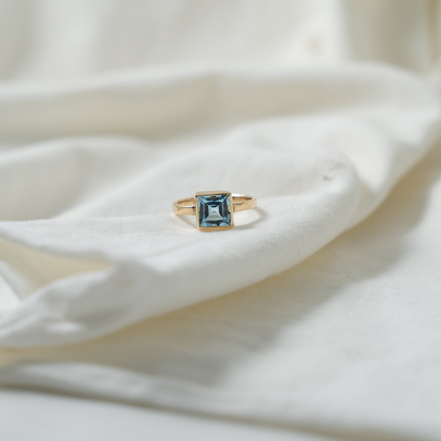 Indigo | 14kgold, carre cut, aquamarine ring
