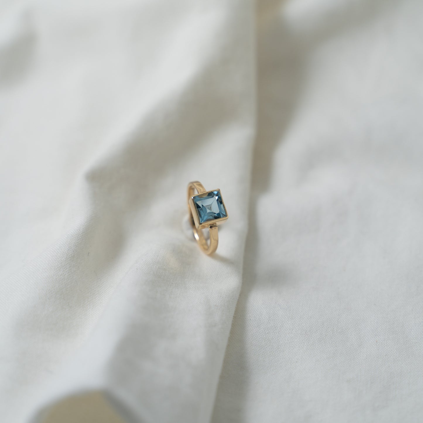 Indigo | 14kgold, carre cut, aquamarine ring