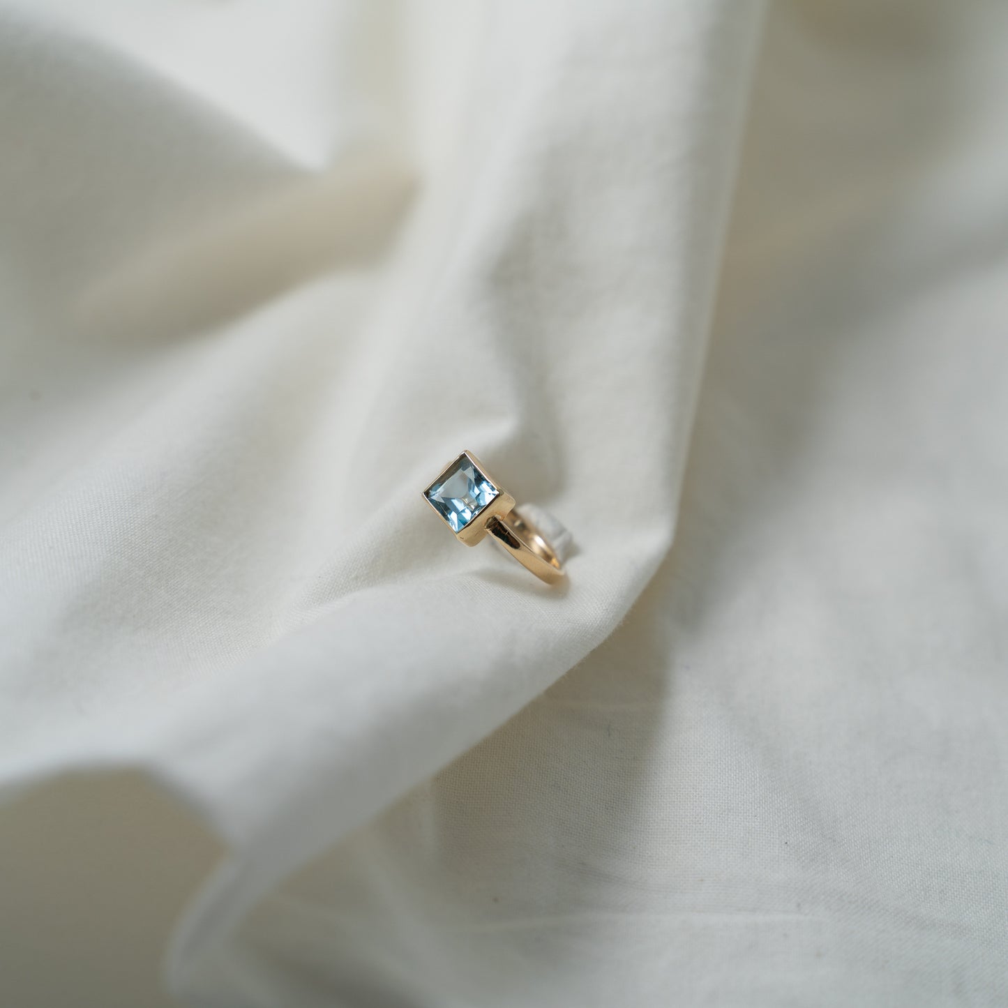 Indigo | 14kgold, carre cut, aquamarine ring