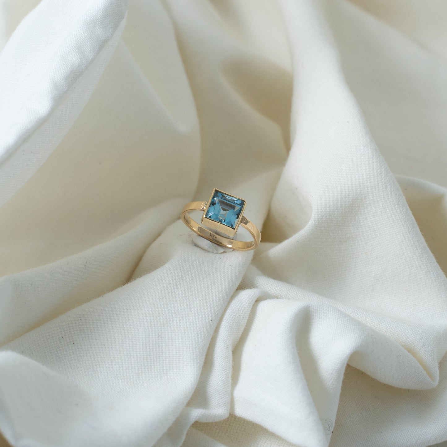 Indigo | 14kgold, carre cut, aquamarine ring
