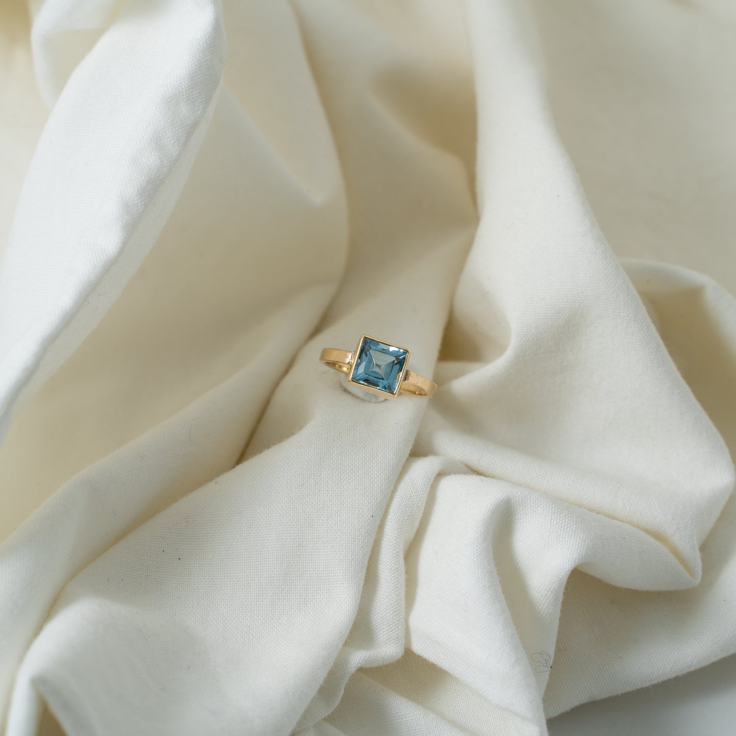 Indigo | 14kgold, carre cut, aquamarine ring