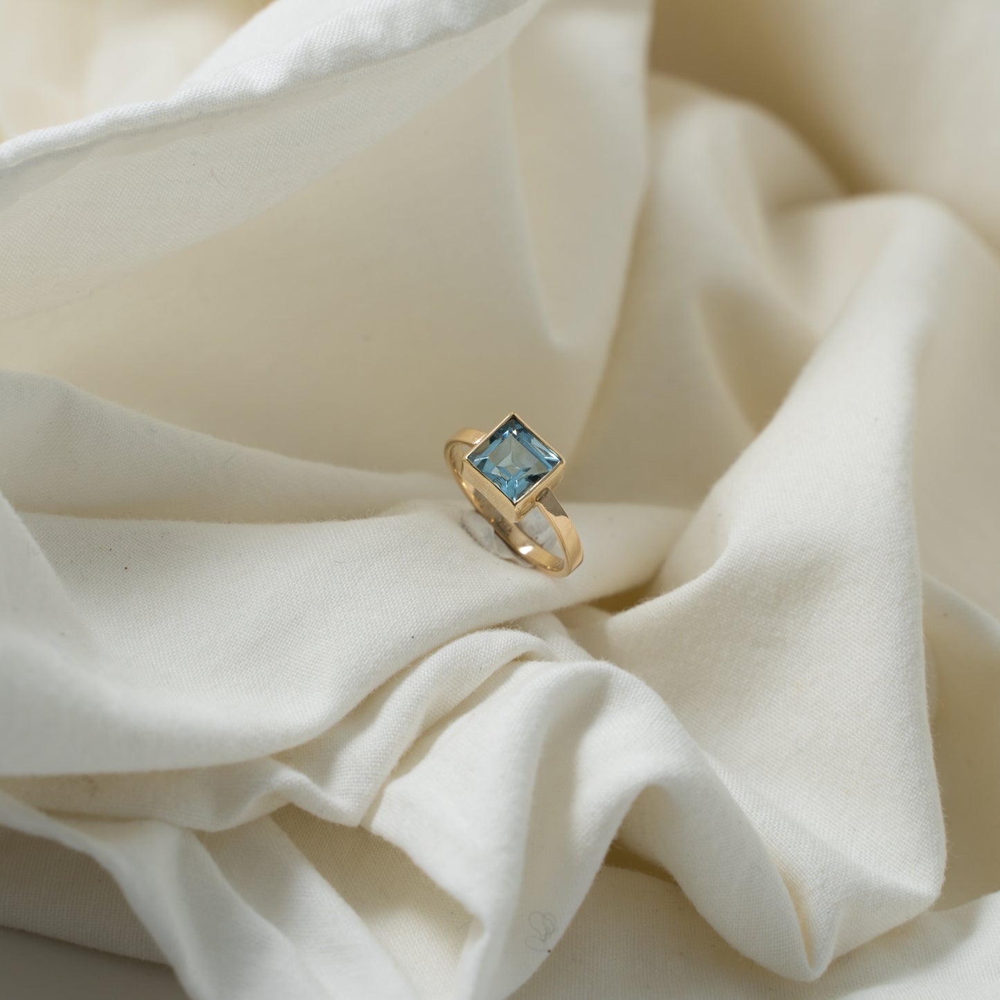 Indigo | 14kgold, carre cut, aquamarine ring
