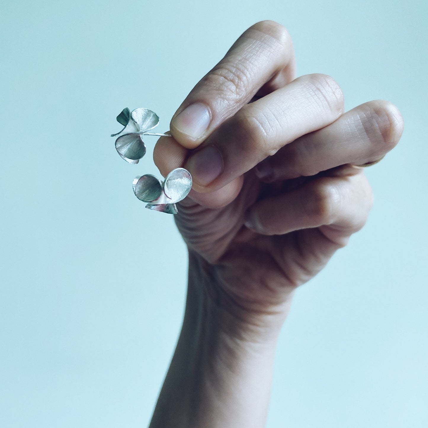 Raya | floral stud earrings (L).