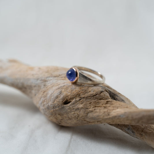 Tanzanite cabochon, set in rose gold mounted on a silver ring
