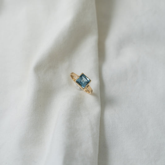 Indigo | 14kgold, carre cut, aquamarine ring